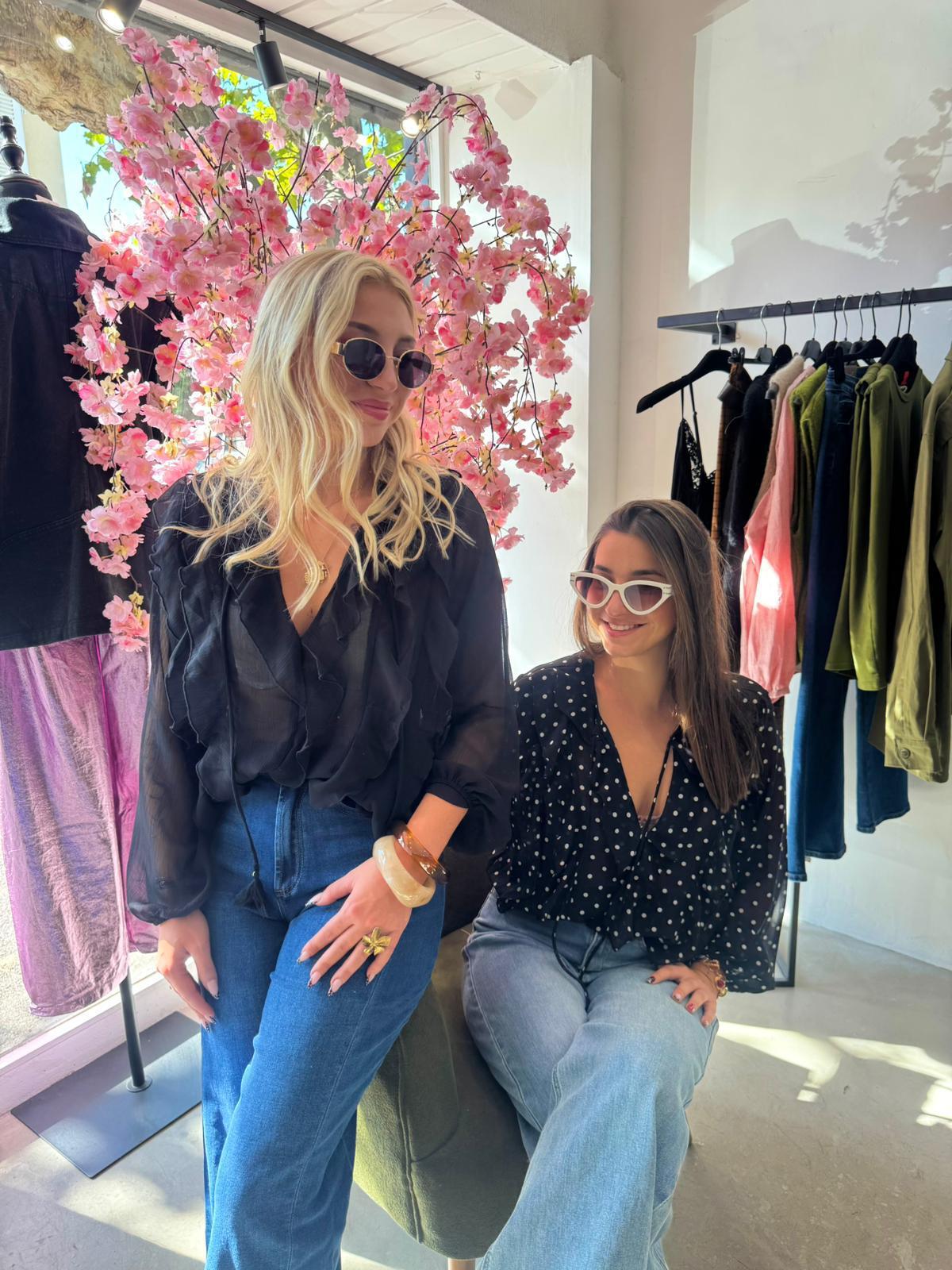 Deux clientes portant des blouses noires dans la Boutique Giu à Marseille